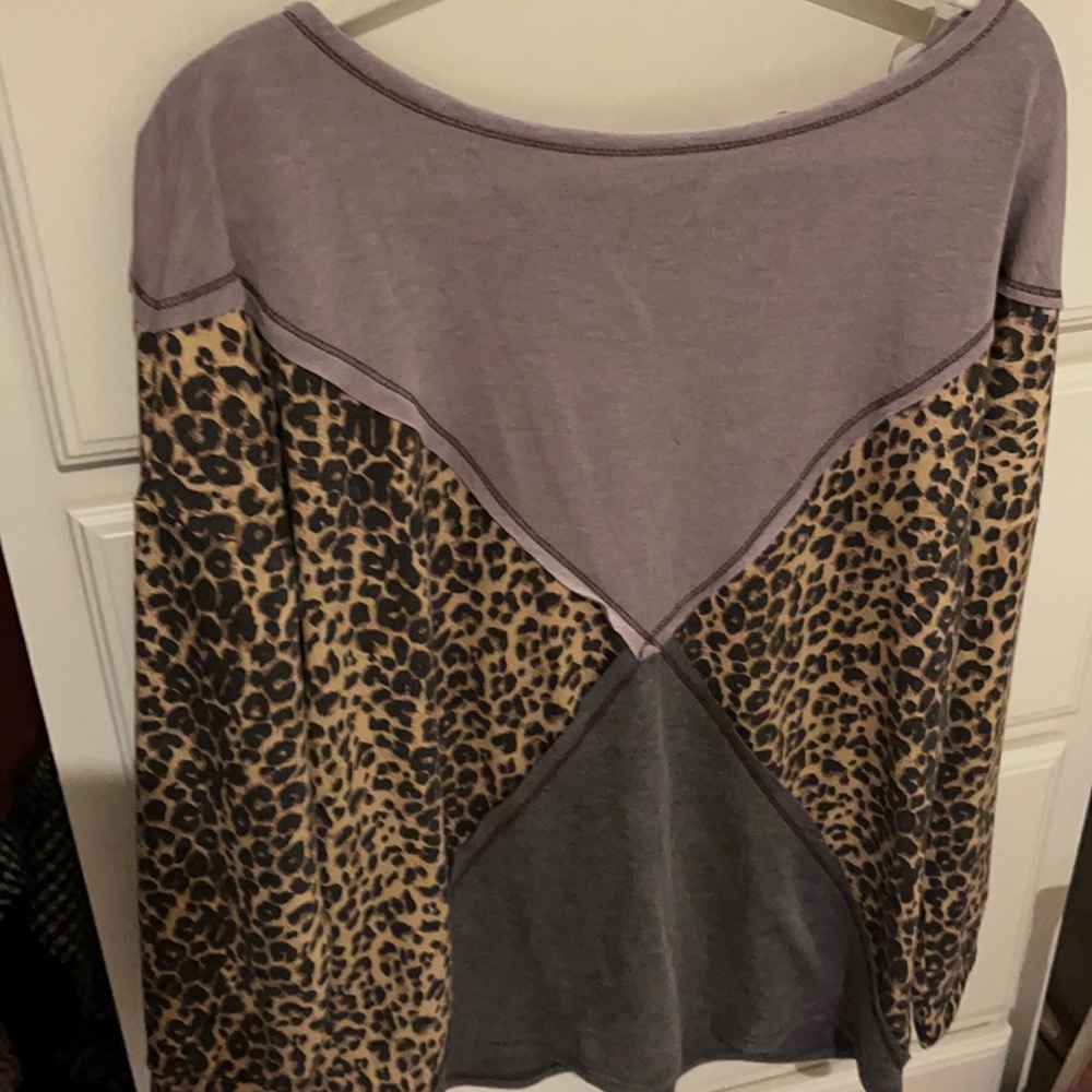 GUC ONLY WORN ONCE CUTEST LAVENDER & LEOPARD TOP CRISS CROSS PATTERN